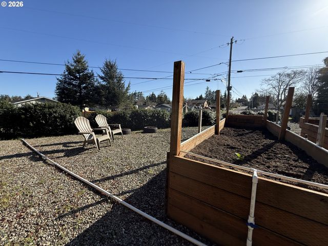 2580 FIR St, North Bend, OR 97459