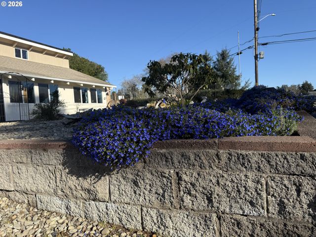 2580 FIR St, North Bend, OR 97459