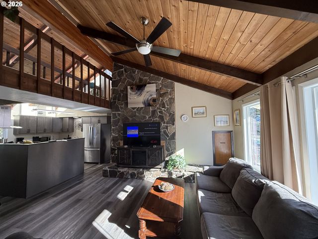 2580 FIR St, North Bend, OR 97459