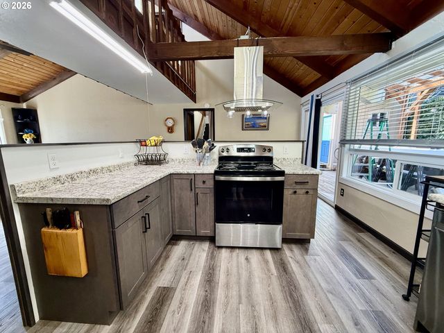 2580 FIR St, North Bend, OR 97459