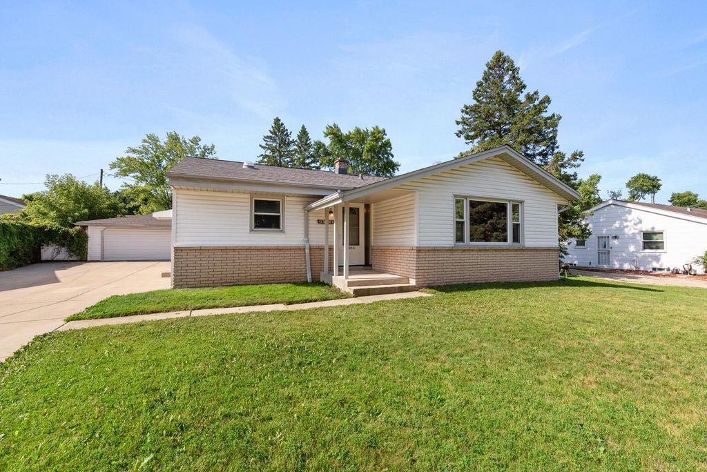 9313 W Clovernook STREET, Milwaukee, WI 53224