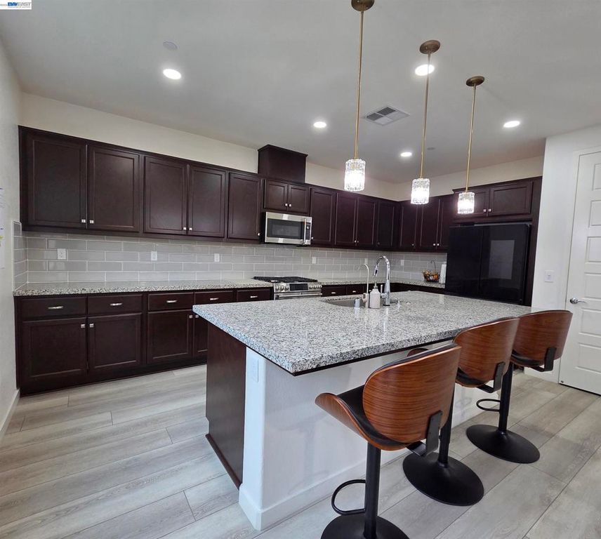 Image 6 of property listing at 5390 Shenandoah Valley Ln, Antioch, CA 94531