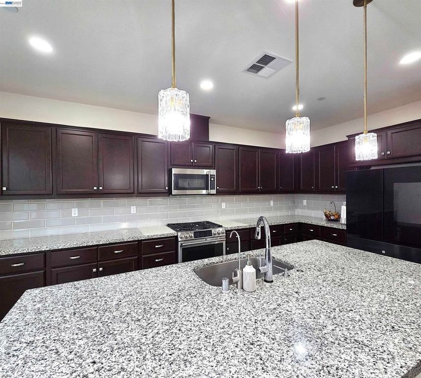 Image 9 of property listing at 5390 Shenandoah Valley Ln, Antioch, CA 94531