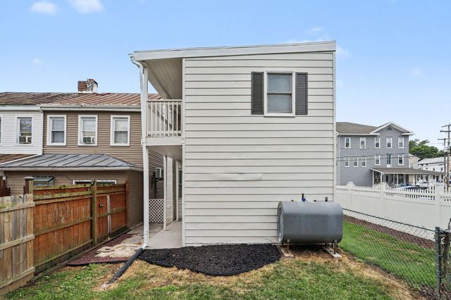 19 S YORK ST, Etters, PA 17319