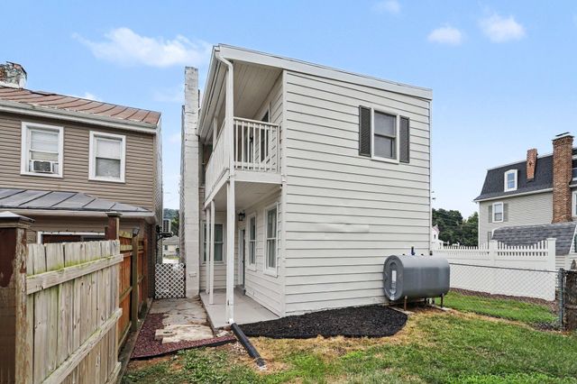 19 S YORK ST, Etters, PA 17319