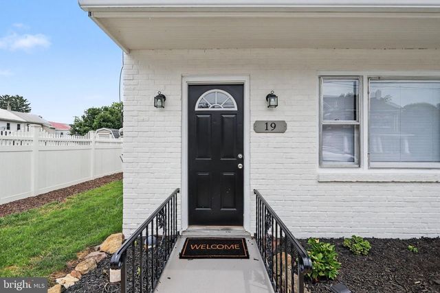 19 S YORK ST, Etters, PA 17319