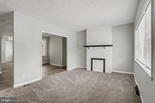 19 S YORK ST, Etters, PA 17319