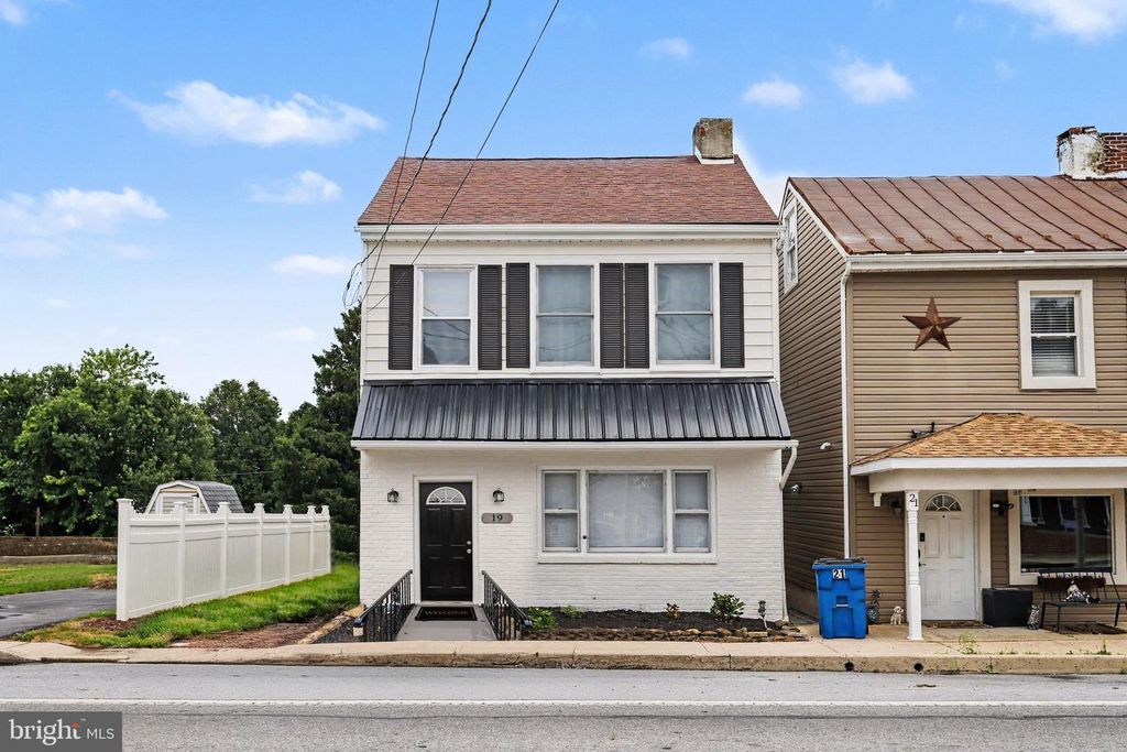 19 S YORK ST, Etters, PA 17319