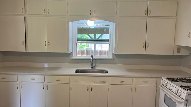 118 Carthage Ct, San Antonio, TX 78225