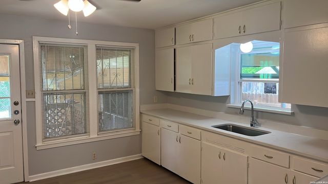118 Carthage Ct, San Antonio, TX 78225