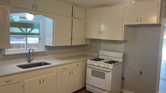 118 Carthage Ct, San Antonio, TX 78225