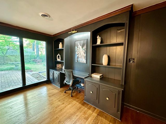 1077 S PERKINS RD, Memphis, TN 38117