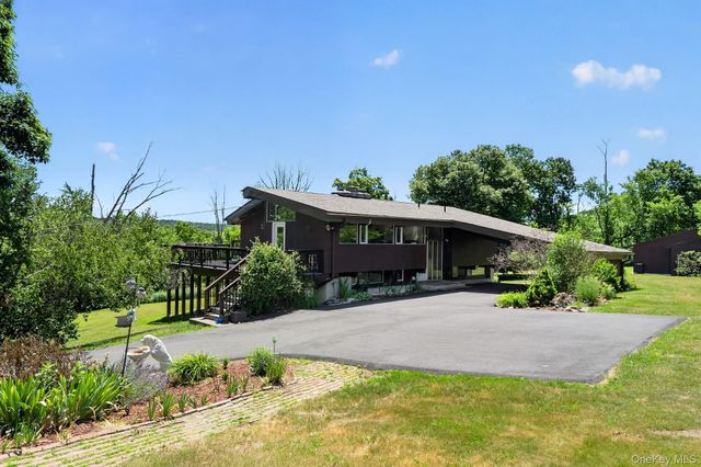 424 Laroe Road, Chester, NY 10918