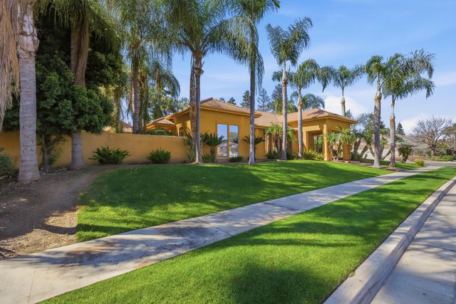 2135 SE Cottonwood Circle, Visalia, CA 93277