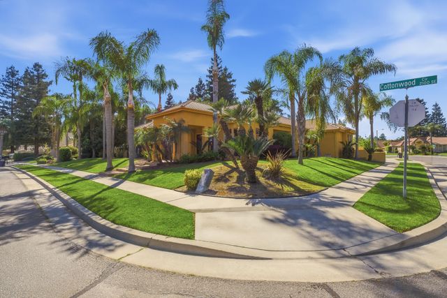 2135 SE Cottonwood Circle, Visalia, CA 93277