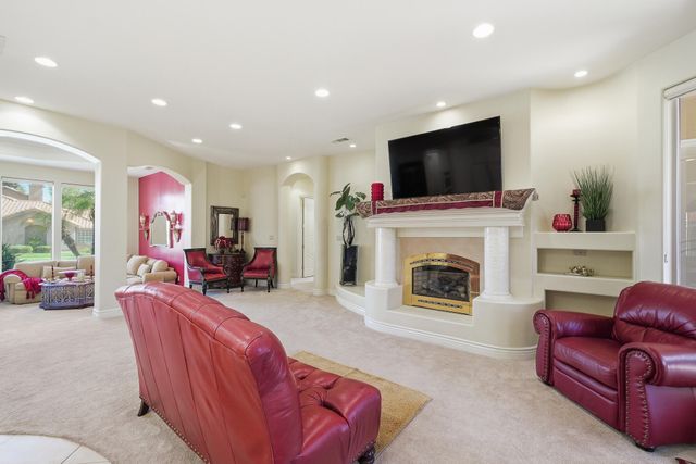 2135 SE Cottonwood Circle, Visalia, CA 93277