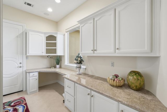 2135 SE Cottonwood Circle, Visalia, CA 93277