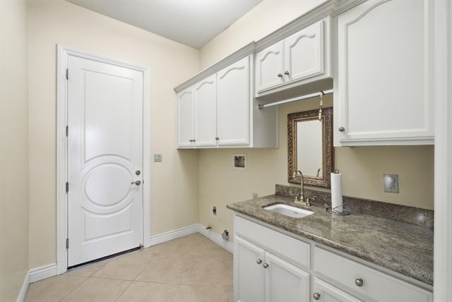 2135 SE Cottonwood Circle, Visalia, CA 93277