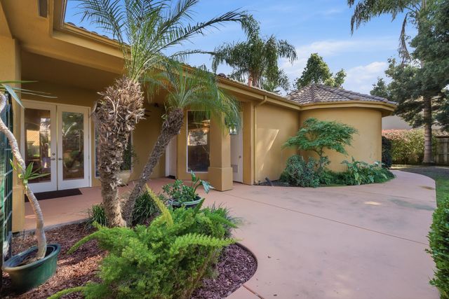 2135 SE Cottonwood Circle, Visalia, CA 93277