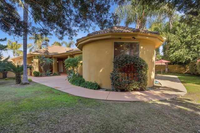 2135 SE Cottonwood Circle, Visalia, CA 93277