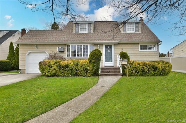 20 Willow Drive, Massapequa Park, NY 11762