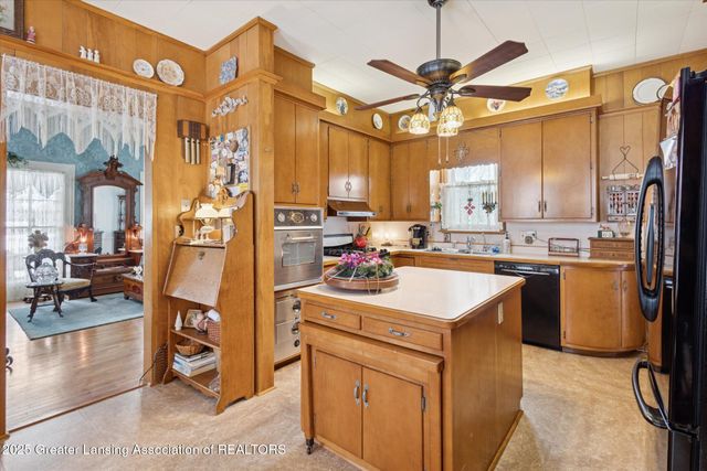 812 N Clinton Street, Grand Ledge, MI 48837