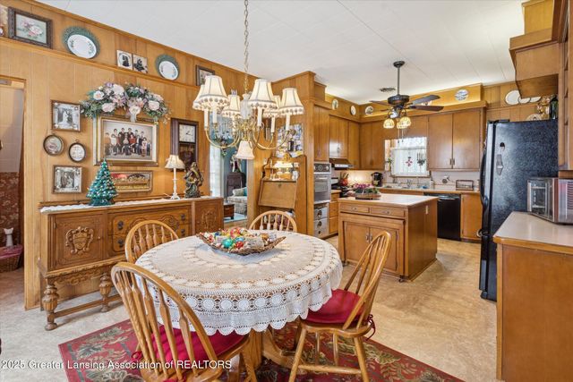 812 N Clinton Street, Grand Ledge, MI 48837