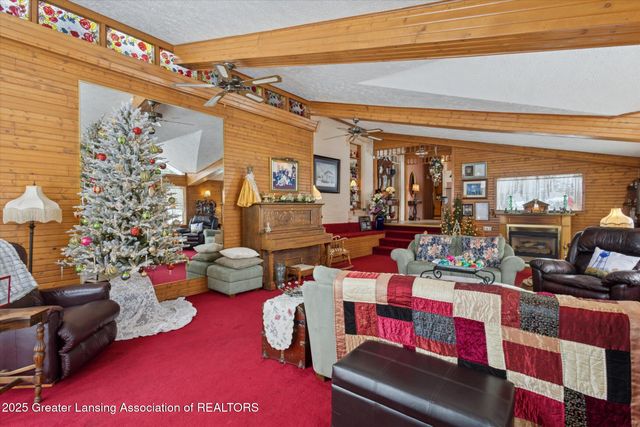 812 N Clinton Street, Grand Ledge, MI 48837