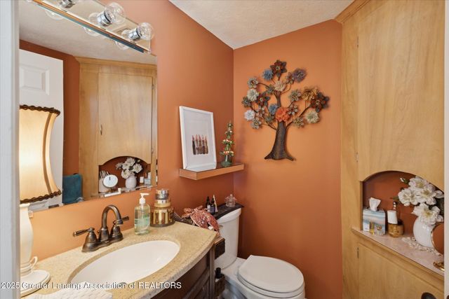 812 N Clinton Street, Grand Ledge, MI 48837