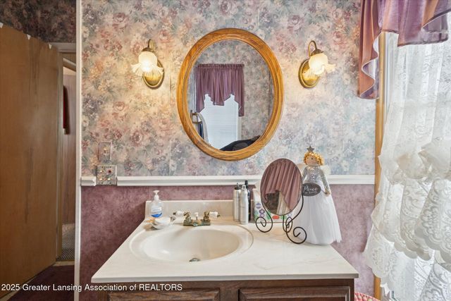 812 N Clinton Street, Grand Ledge, MI 48837