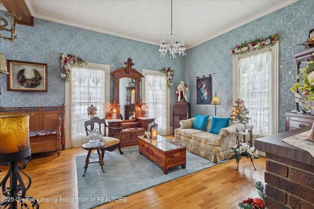 812 N Clinton Street, Grand Ledge, MI 48837