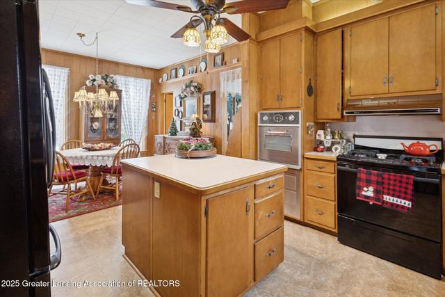 812 N Clinton Street, Grand Ledge, MI 48837