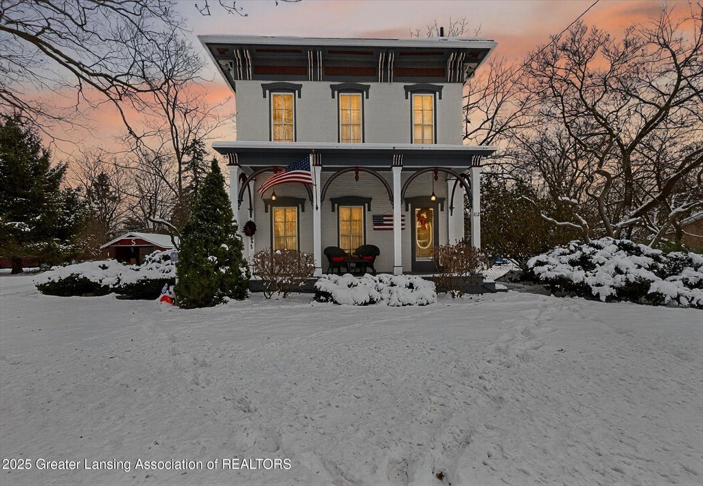 812 N Clinton Street, Grand Ledge, MI 48837