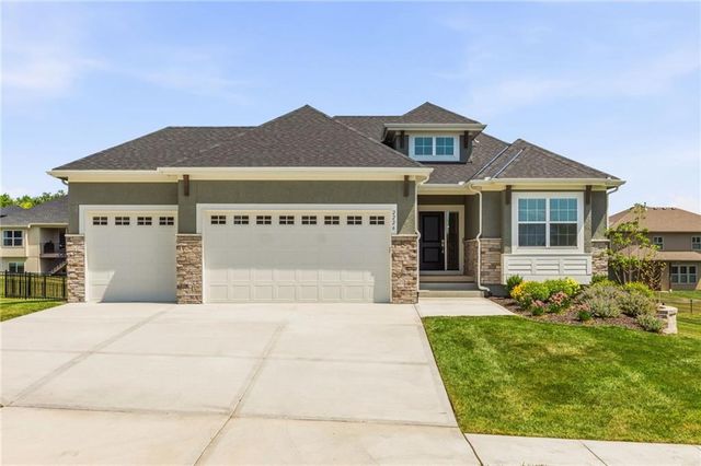 2226 SW Heartland Court, Lee's Summit, MO 64082