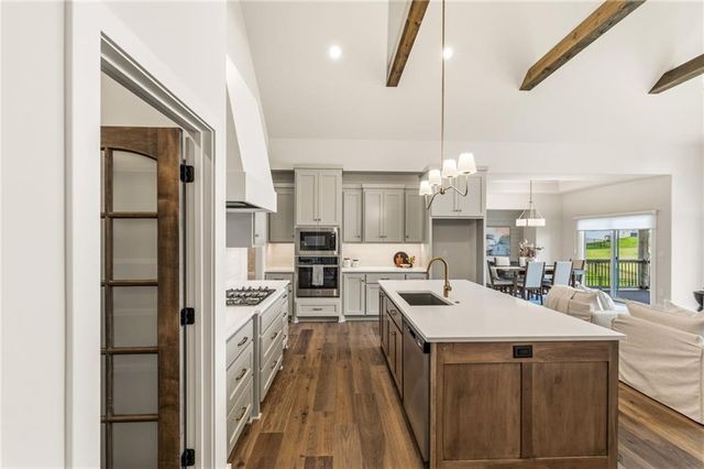 2226 SW Heartland Court, Lee's Summit, MO 64082