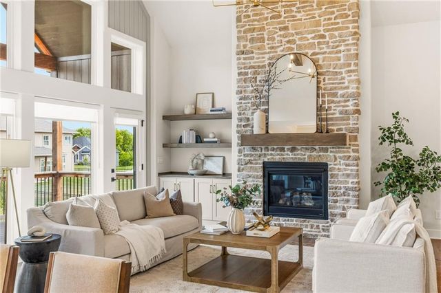 2226 SW Heartland Court, Lee's Summit, MO 64082