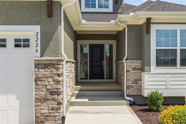 2226 SW Heartland Court, Lee's Summit, MO 64082