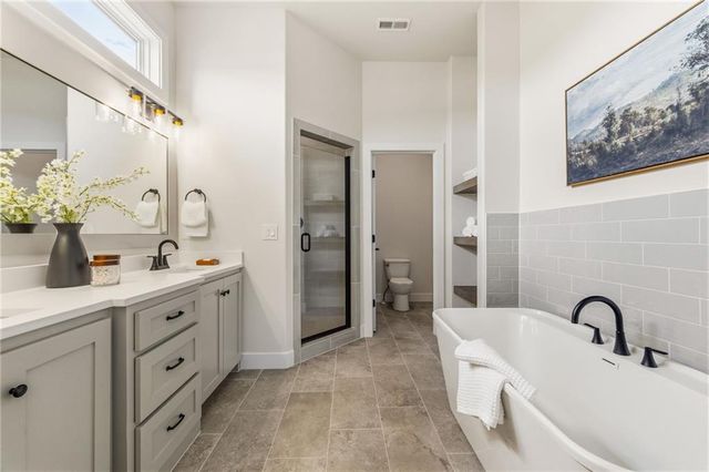 2226 SW Heartland Court, Lee's Summit, MO 64082