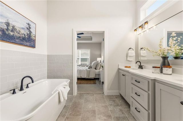 2226 SW Heartland Court, Lee's Summit, MO 64082