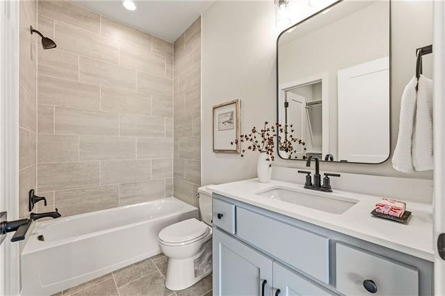 2226 SW Heartland Court, Lee's Summit, MO 64082