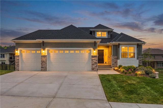 2226 SW Heartland Court, Lee's Summit, MO 64082