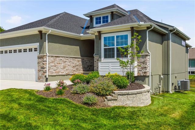 2226 SW Heartland Court, Lee's Summit, MO 64082