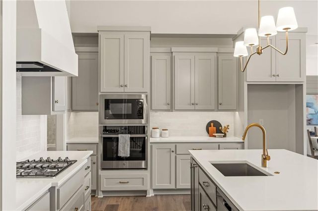 2226 SW Heartland Court, Lee's Summit, MO 64082