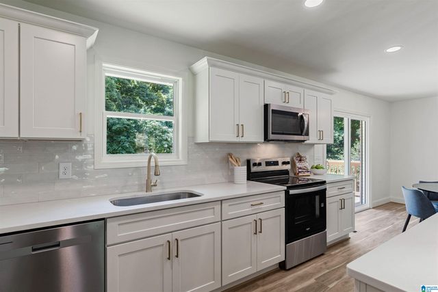 827 8TH CIRCLE N, Pell City, AL 35125