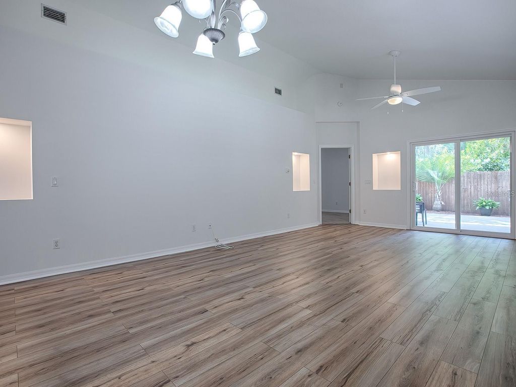 Image 8 of property listing at 9039 SAINT ANDREWS WAY, Mount Dora, FL 32757