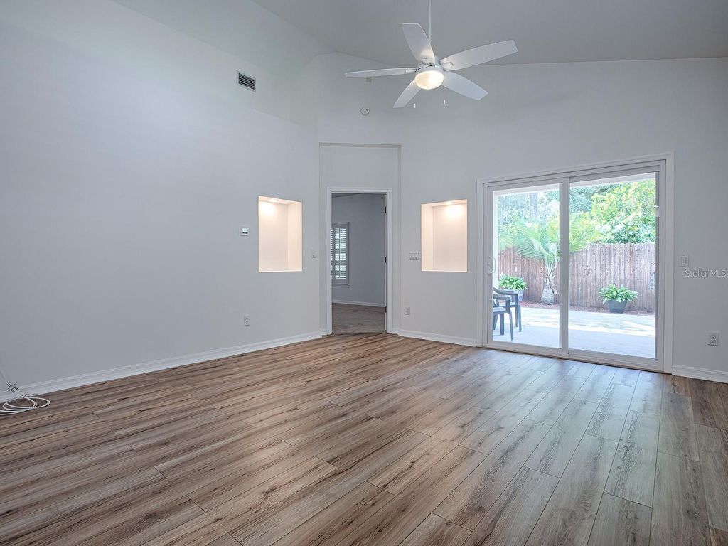 Image 10 of property listing at 9039 SAINT ANDREWS WAY, Mount Dora, FL 32757