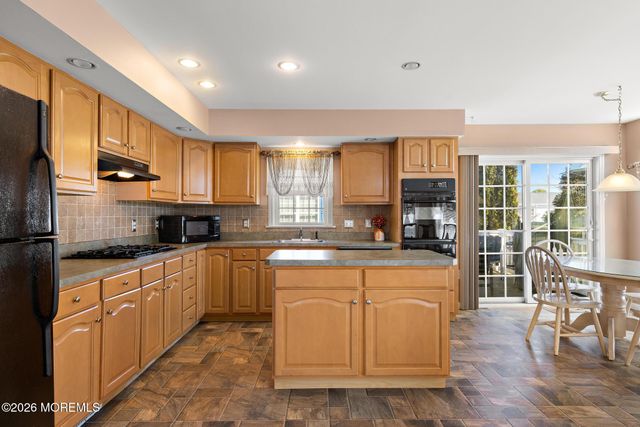 75 Oak Ridge Lane, Manahawkin, NJ 08050