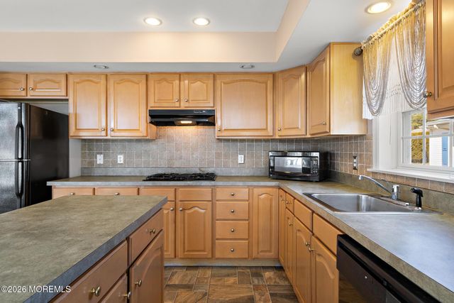 75 Oak Ridge Lane, Manahawkin, NJ 08050