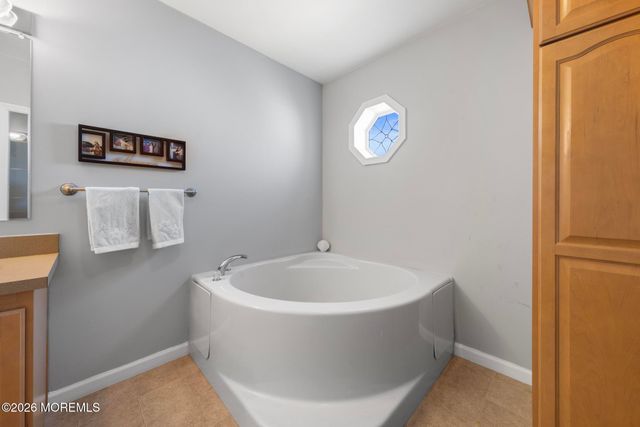 75 Oak Ridge Lane, Manahawkin, NJ 08050