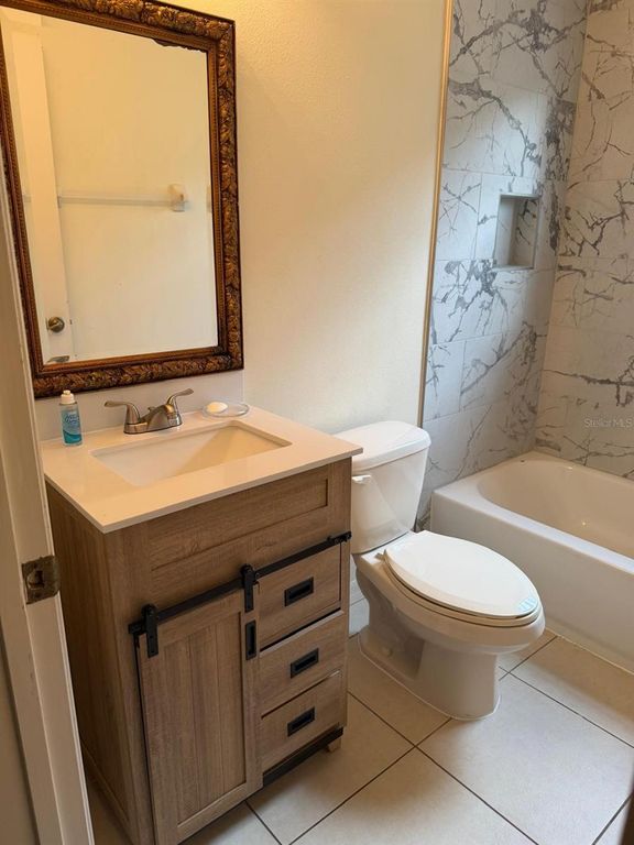 Image 15 of property listing at 8735 ISLA BELLA DRIVE, Orlando, FL 32818